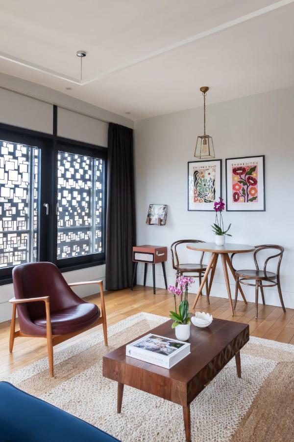 Town Hall Hotel - Shoreditch Londres Extérieur photo A Thonet chair